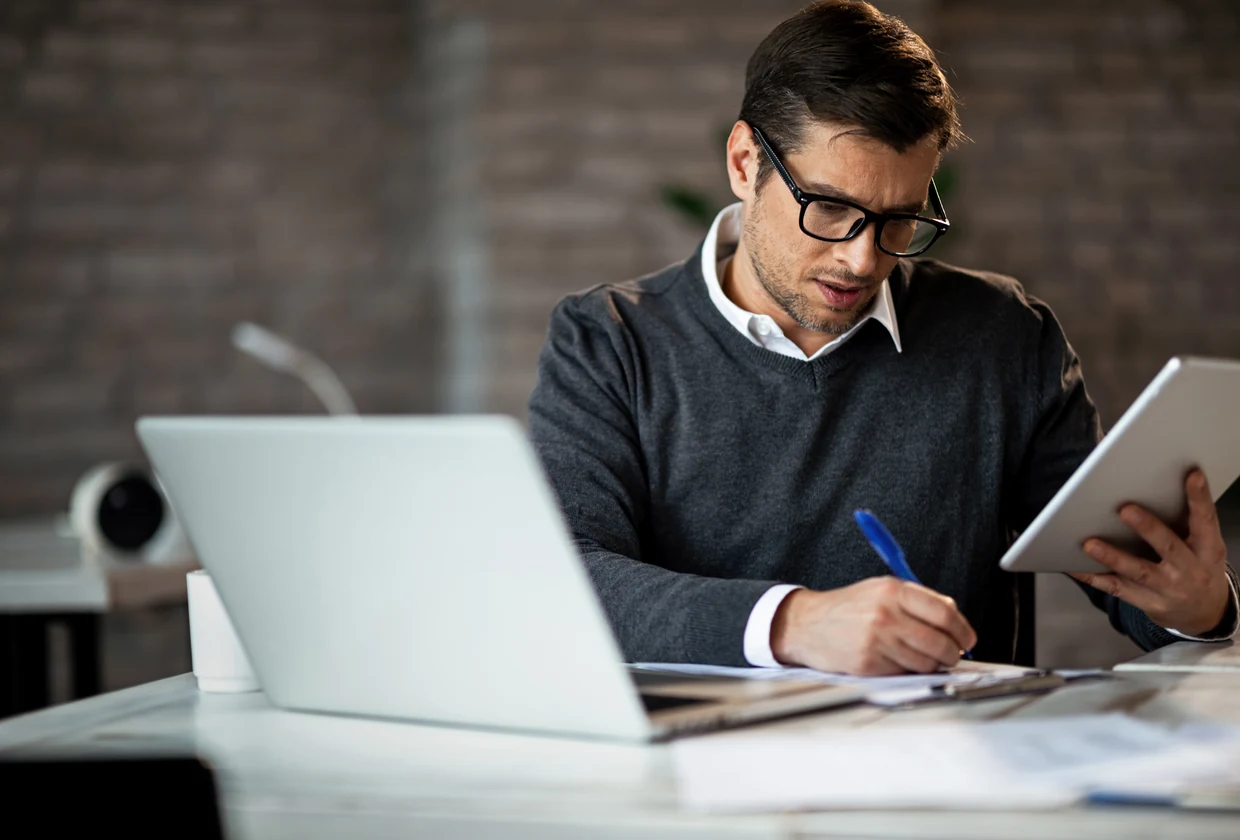 Profissional analisando relatórios em ambiente corporativo